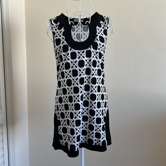 Size M | White House Black Market | Tunic, Geometric Print, 3/4 Sleeve - Picture 4 of 8
